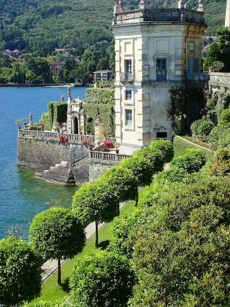 Piękny widok na park i jezioro w słoneczny dzień Stresa Włochy