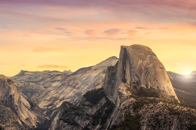 Piękny widok na park narodowy Yosemite o zachodzie słońca w Kalifornii, USA