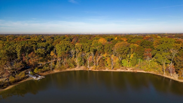 Zdjęcie piękny widok na park stanowy hempstead lake w słoneczny dzień. nowy jork, usa.