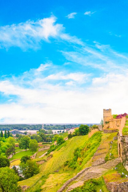 Piękny widok na park w pobliżu twierdzy Kalemegdan nad rzeką Savva w Belgradzie, Serbia