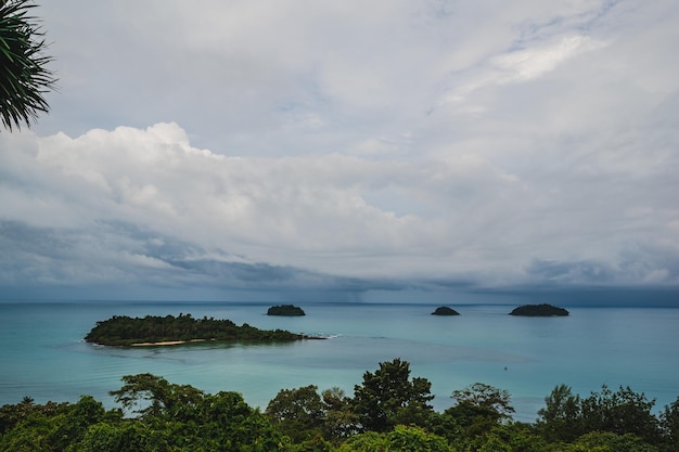 Piękny widok na pejzaż morski z niekończącym się horyzontem w punkcie widokowym kai bae na koh chang trat tajlandia