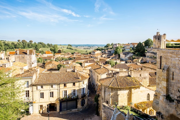 Piękny widok na pejzaż na wioskę Saint Emilion w regionie Bordeaux podczas zachodu słońca we Francji