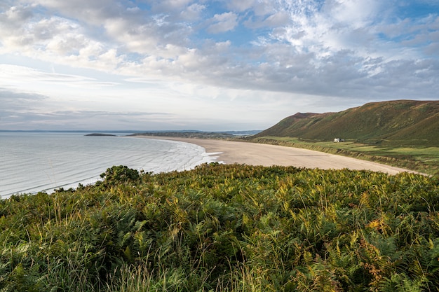 Piękny widok na piaszczystą plażę zatoki Rhossili