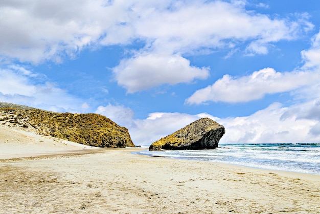 Zdjęcie piękny widok na plażę monsul w gminie cabo de gata w nijar almeria