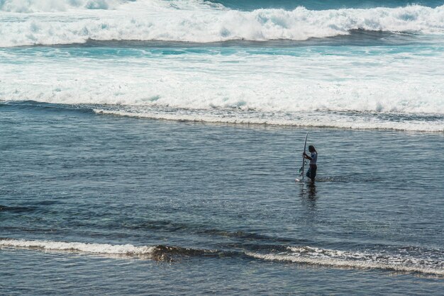 Piękny widok na plażę Uluwatu położoną na Bali w Indonezji