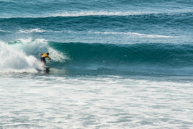 Piękny widok na plażę Uluwatu położoną na Bali w Indonezji