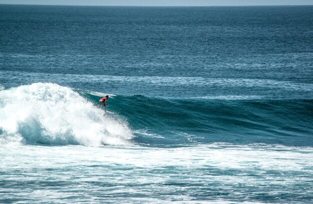 Piękny widok na plażę Uluwatu położoną na Bali w Indonezji