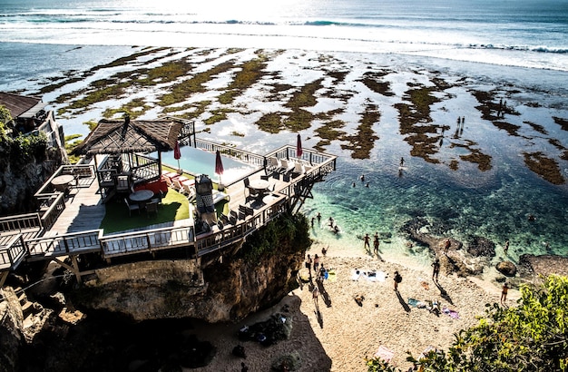 Piękny widok na plażę Uluwatu położoną na Bali w Indonezji