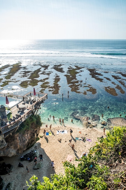 Piękny widok na plażę Uluwatu położoną na Bali w Indonezji