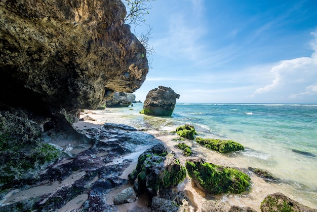 Piękny widok na plażę Uluwatu położoną na Bali w Indonezji