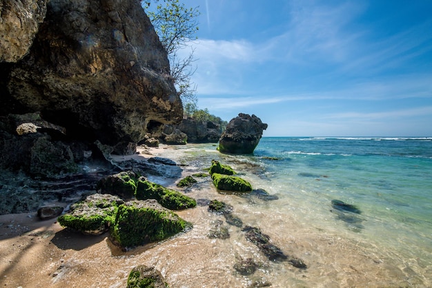 Piękny widok na plażę Uluwatu położoną na Bali w Indonezji