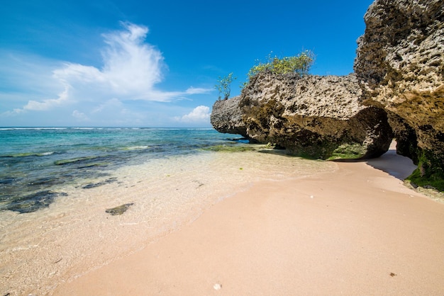 Piękny widok na plażę Uluwatu położoną na Bali w Indonezji