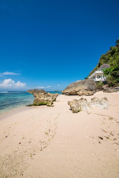 Piękny widok na plażę Uluwatu położoną na Bali w Indonezji