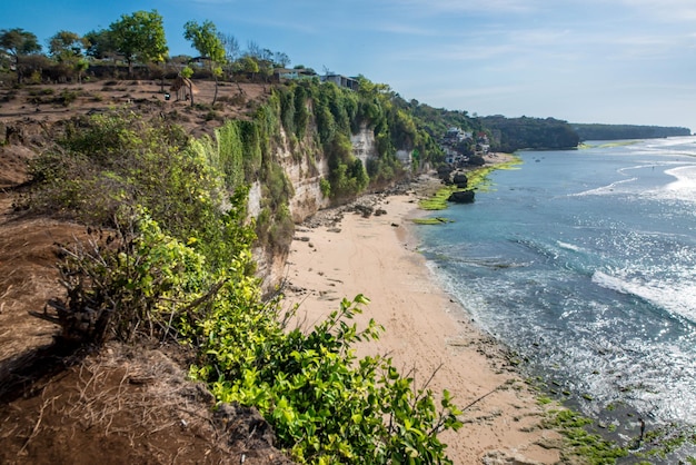 Piękny widok na plażę Uluwatu położoną na Bali w Indonezji