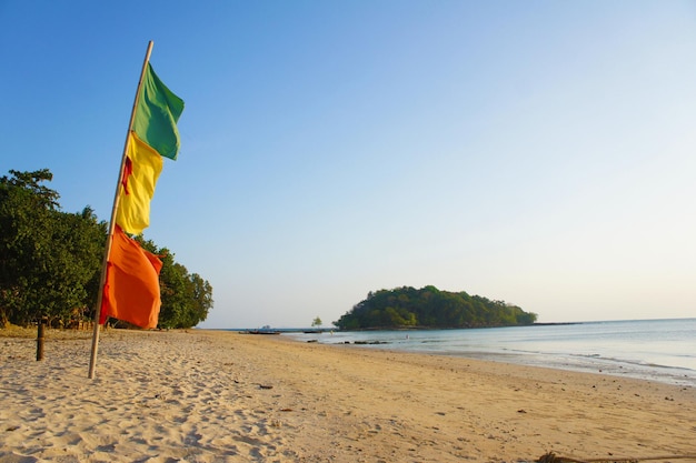 Piękny Widok Na Plażę W Tle Czystego Nieba