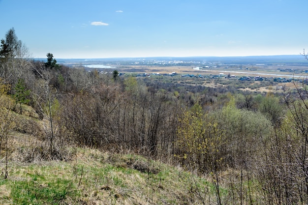 Piękny widok na pola, łąki, wioskę i rzekę Sviyaga. Panorama słynnej rzeki Sviyaga z wysokiej góry. Obwód Uljanowsk, Rosja. Krajobraz.