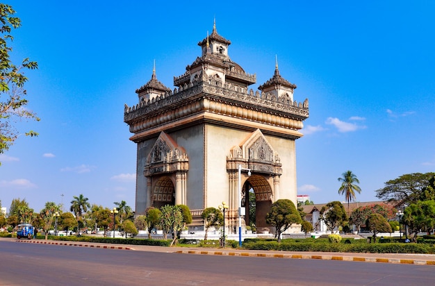 Piękny widok na pomnik Patuxay znajdujący się w Vientiane Laos