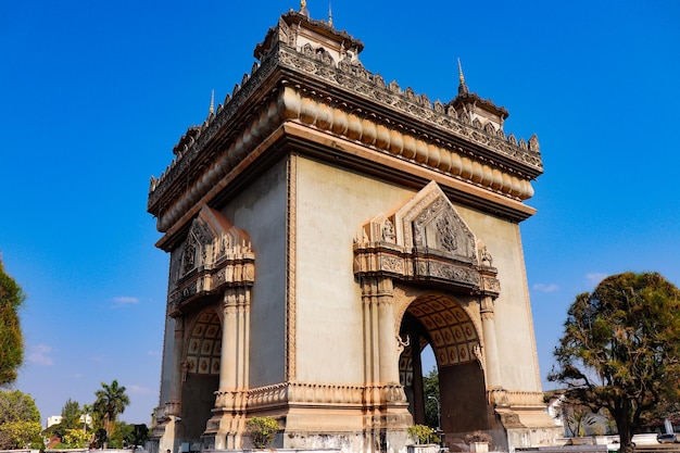 Piękny widok na pomnik Patuxay znajdujący się w Vientiane Laos