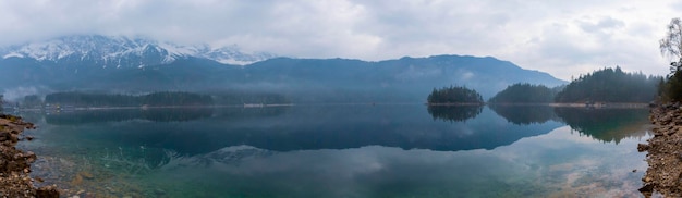 Piękny widok na popularne jezioro Alpsee