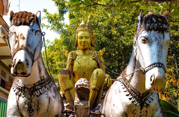 Piękny widok na posągi w buddyjskiej świątyni znajdującej się w Phnom Penh Kambodża