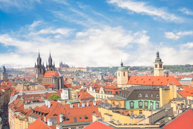 Piękny widok na Rynek Starego Miasta, kościół Tyn i katedrę św. Wita w Pradze