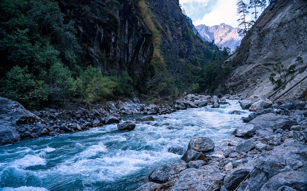 piękny widok na rzekę Budi Gandagi w Gorkha, Nepal.