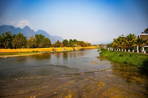 Piękny widok na rzekę Nansong położoną w Vang Vieng Laos