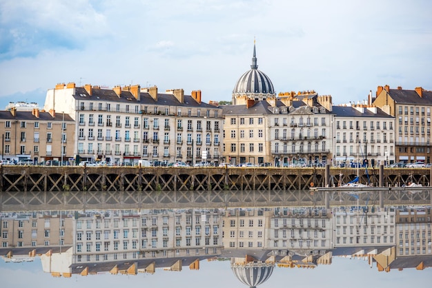 Piękny Widok Na Rzekę Ze Starymi Budynkami I Katedrą Notre Dame W Mieście Nantes We Francji?