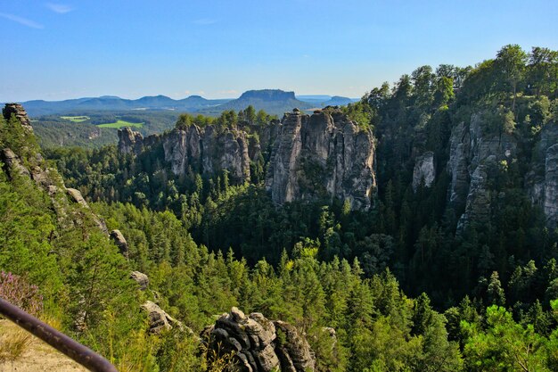 Piękny widok na Saksonię, Szwajcarię w Niemczech, ze słynnymi formacjami kamiennymi