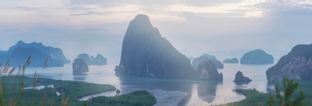 Piękny widok na skały w krajobrazie wodnym Mgła i poranny świt panorama pięknego