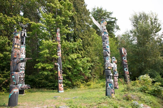 Zdjęcie piękny widok na słup totemowy w capilano suspension bridge park w vancouver w kanadzie