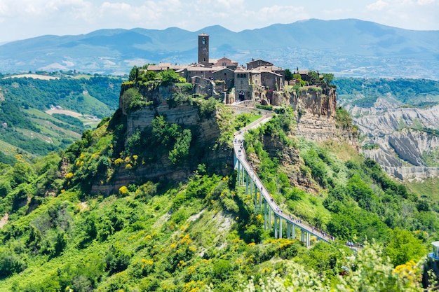 Piękny widok na słynne nieżywe miasteczko Civita di Bagnoregio, Włochy