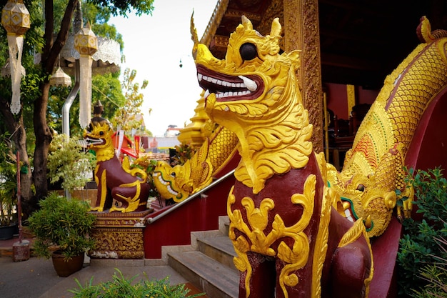 Piękny widok na srebrną świątynię znajdującą się w Chiang Mai Tajlandia
