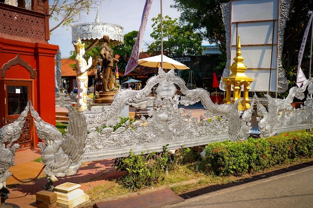 Piękny widok na srebrną świątynię znajdującą się w Chiang Mai Tajlandia