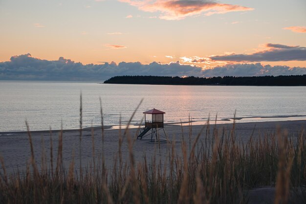 piękny widok na stare drewniane molo na plaży