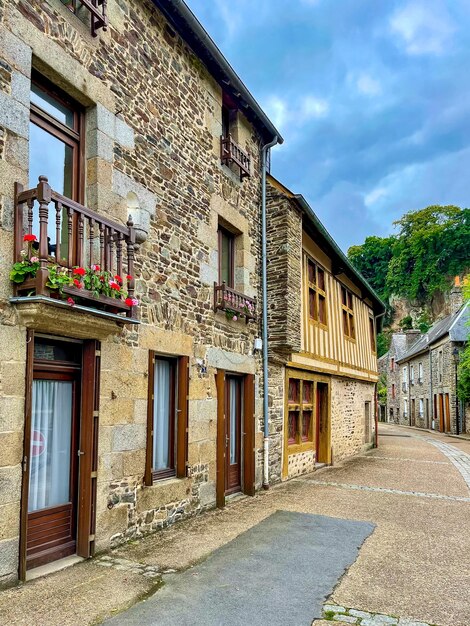 Piękny widok na stare miasto we Francji, typową francuską starą ulicę?