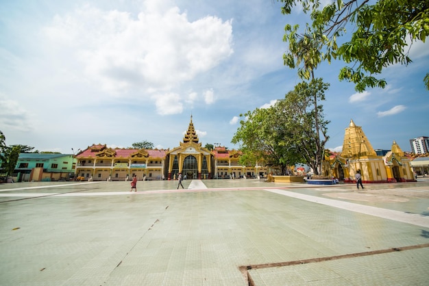 Piękny Widok Na świątynię Buddyjską W Yangon Myanmar