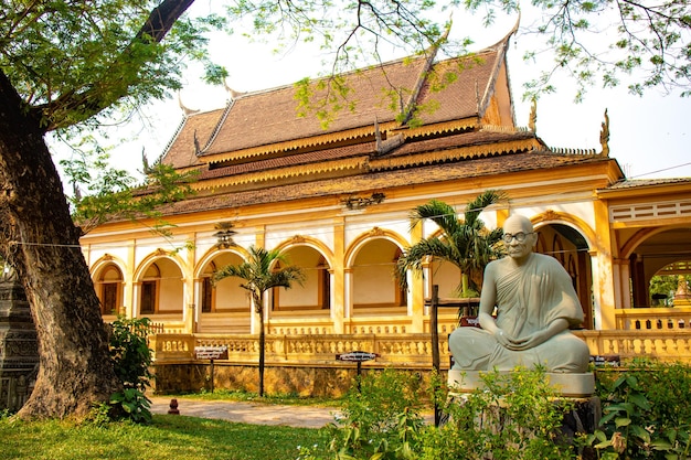 Piękny Widok Na świątynię Buddyjską Znajdującą Się W Kambodży Siem Reap