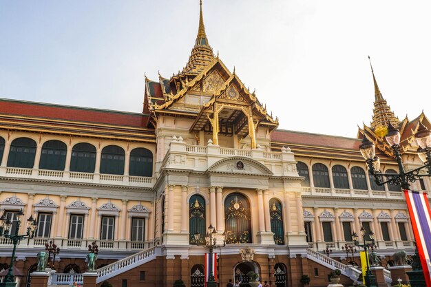 Piękny widok na świątynię Grand Palace Wat Phra Kaew znajdującą się w Bangkoku w Tajlandii