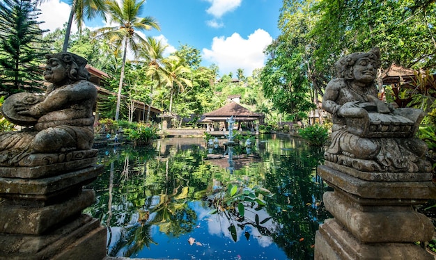 Zdjęcie piękny widok na świątynię gunung kawi sebatu znajdującą się na bali w indonezji