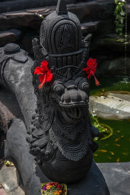 Zdjęcie piękny widok na świątynię hinduistyczną znajdującą się na bali w indonezji