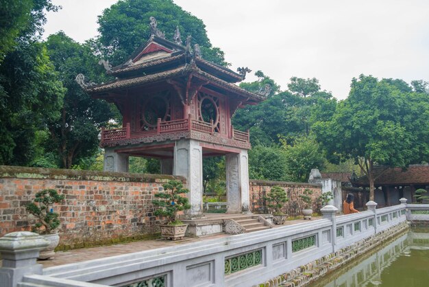 Piękny widok na Świątynię Literatury znajdującą się w Hanoi w Wietnamie