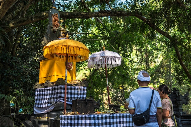 Piękny widok na świątynię Pura Tirta Empul znajdującą się na Bali w Indonezji