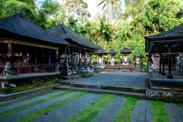 Piękny widok na świątynię Pura Tirta Empul znajdującą się na Bali w Indonezji