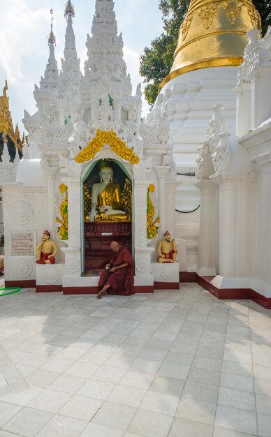 Piękny widok na świątynie Shwedagon Padoga znajdujące się w Yangon Myanmar