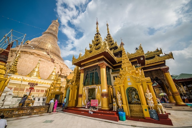 Piękny widok na świątynie Shwedagon Padoga znajdujące się w Yangon Myanmar