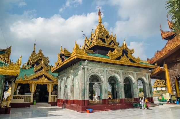 Piękny Widok Na świątynie Shwedagon Padoga Znajdujące Się W Yangon Myanmar