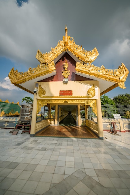 Piękny widok na świątynie Shwedagon Padoga znajdujące się w Yangon Myanmar