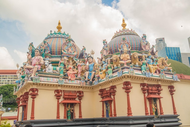Piękny widok na świątynię Sri Mariamman znajdującą się w Chinatown w Singapurze