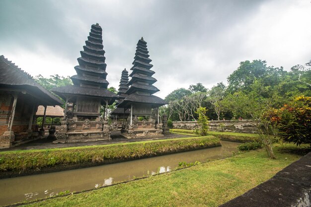 Piękny widok na świątynię Taman Ayun znajdującą się na Bali w Indonezji